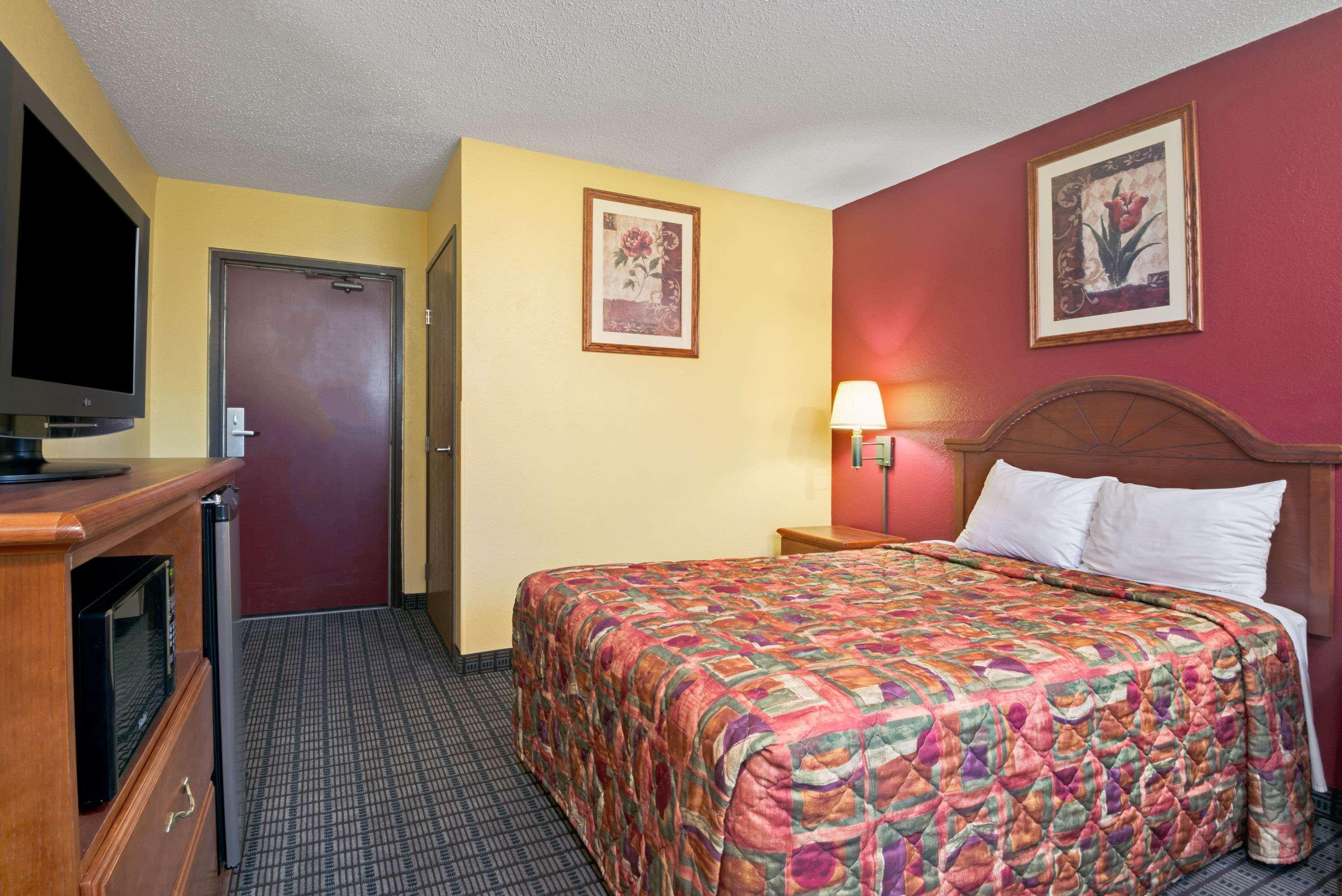 Days Inn By Wyndham Torrington Esterno foto