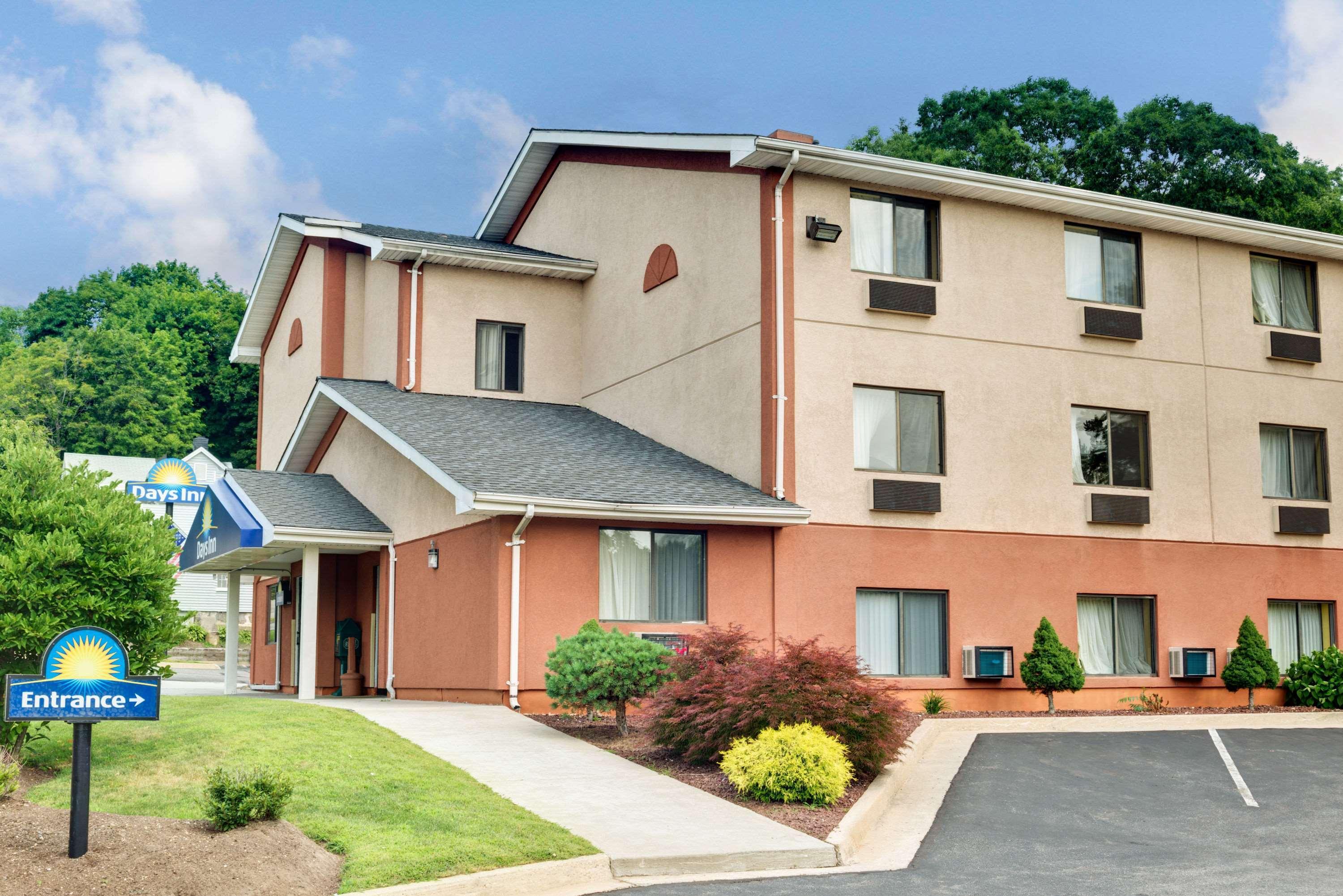 Days Inn By Wyndham Torrington Esterno foto