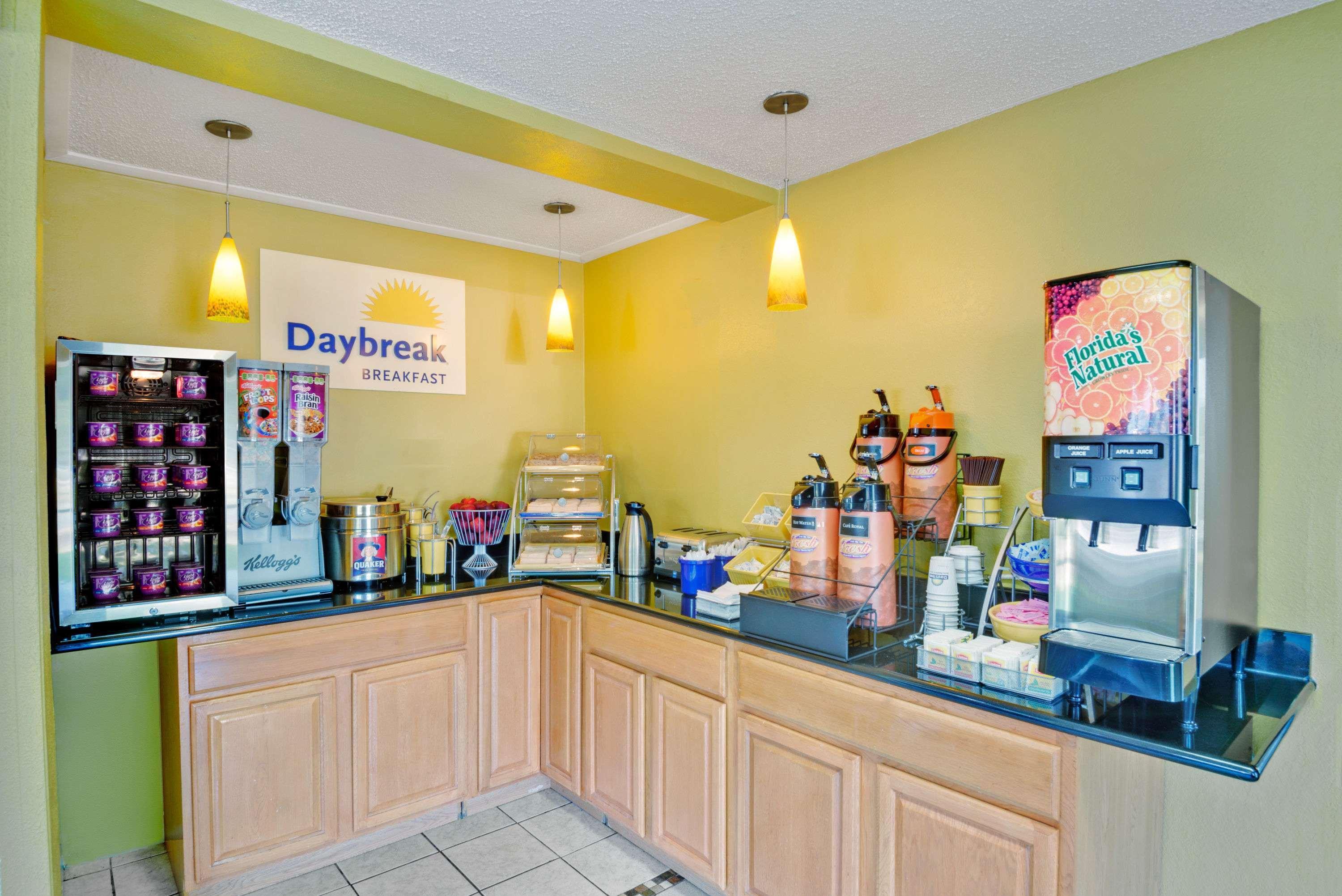 Days Inn By Wyndham Torrington Esterno foto