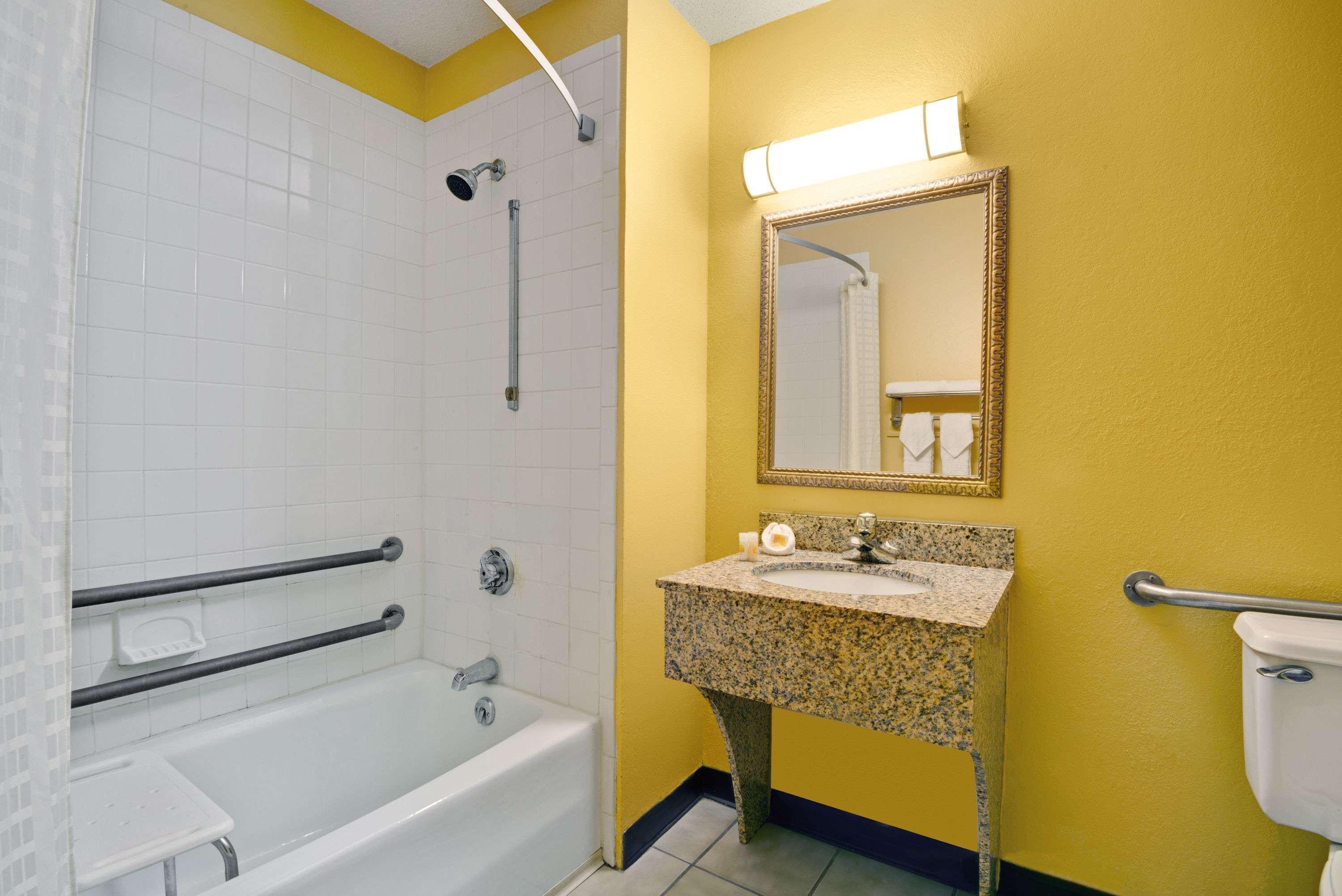 Days Inn By Wyndham Torrington Esterno foto