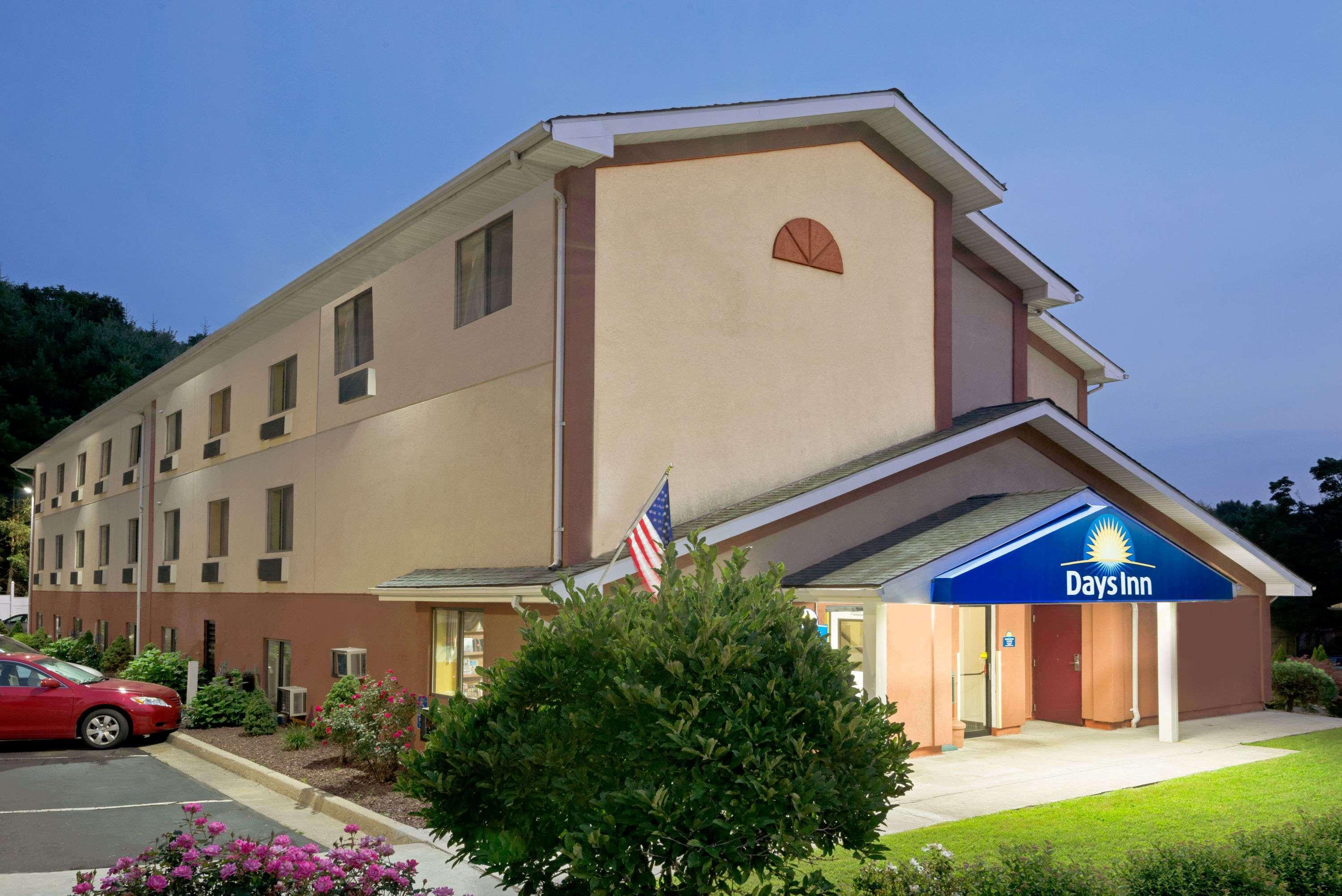 Days Inn By Wyndham Torrington Esterno foto