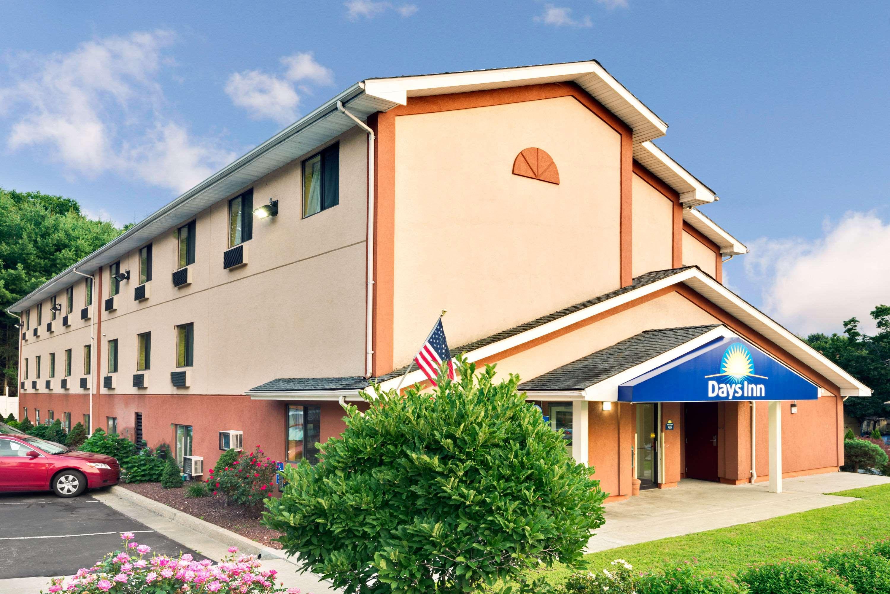 Days Inn By Wyndham Torrington Esterno foto