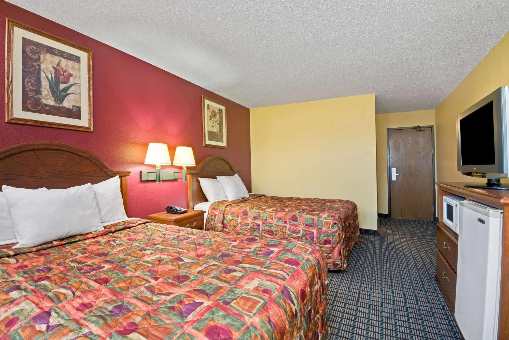 Days Inn By Wyndham Torrington Esterno foto